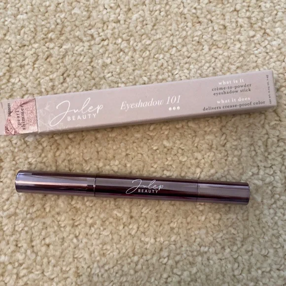 Cream to powder eyeshadow NIB - Picture 1 of 2